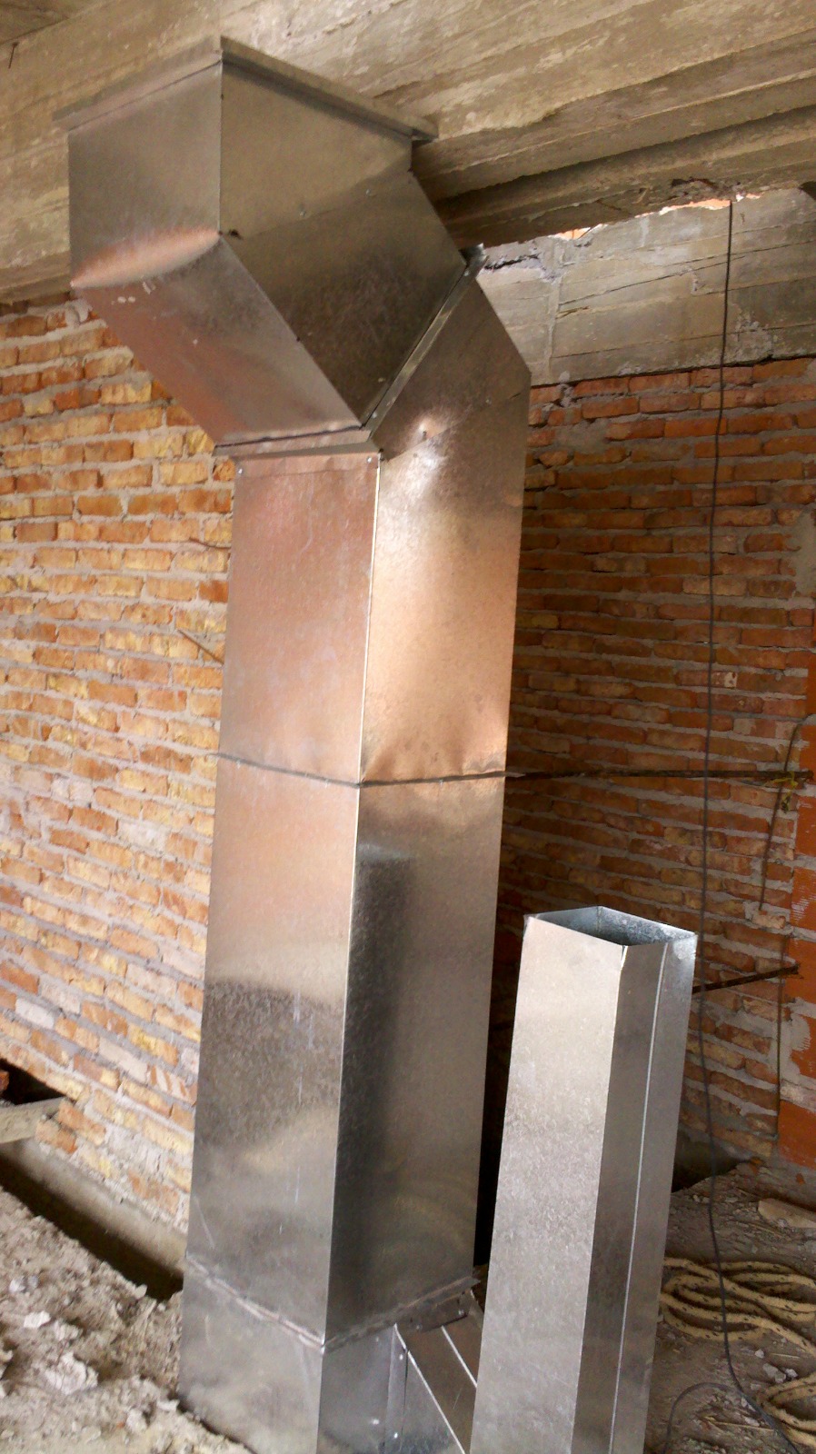 Instalación de conductos de ventilación electromecánica